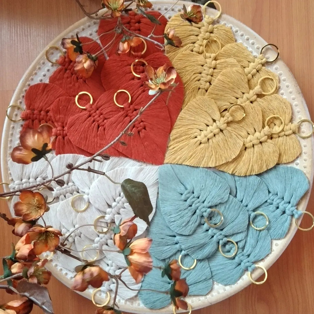 μπομπονιέρα βάπτισης μακραμέ φύλλο σε παιχνιδιάρικους καλοκαιρινούς χρωματισμούς