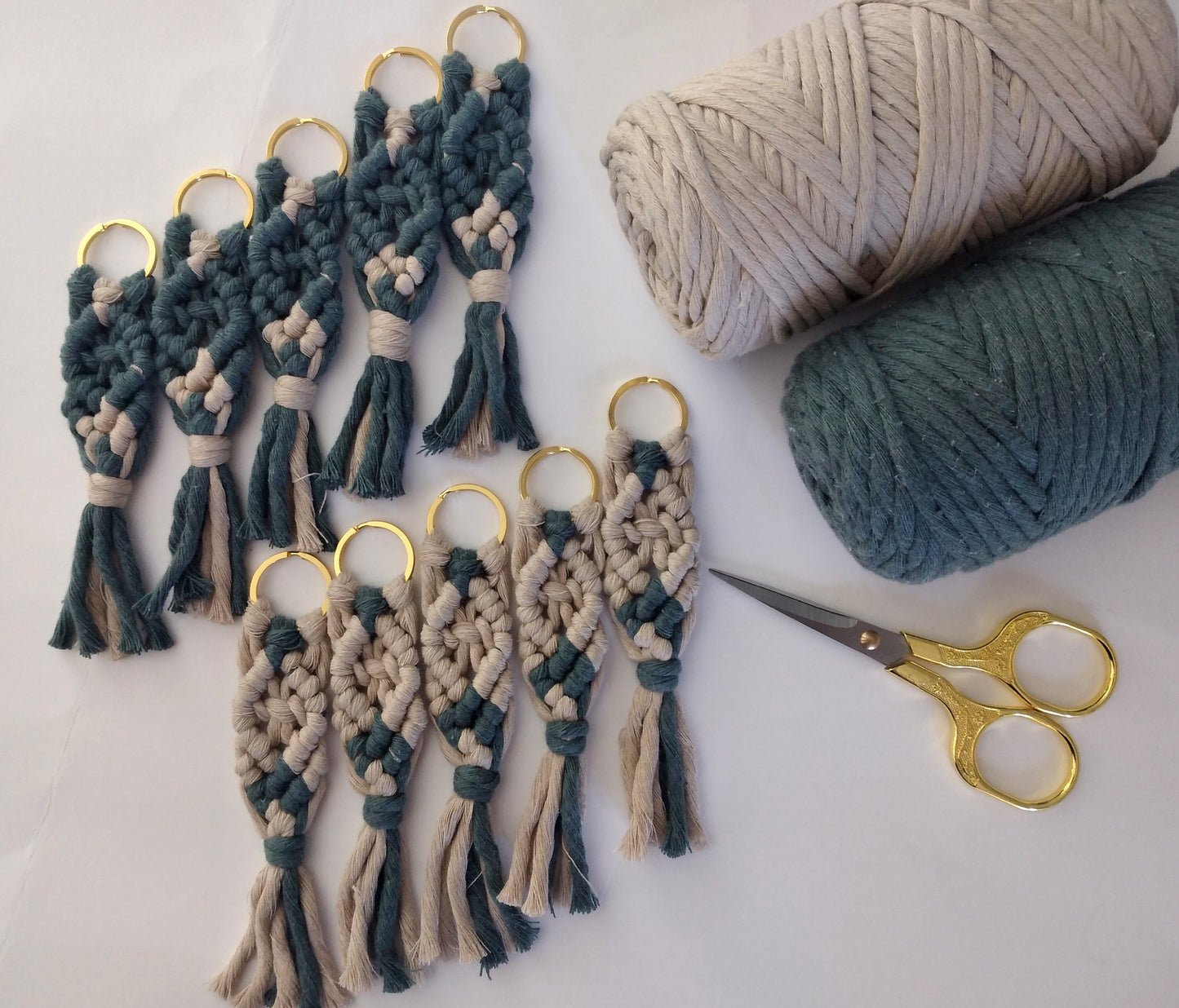 Μπομπονιέρα Μακραμέ Μπρελόκ με Διχρωμία