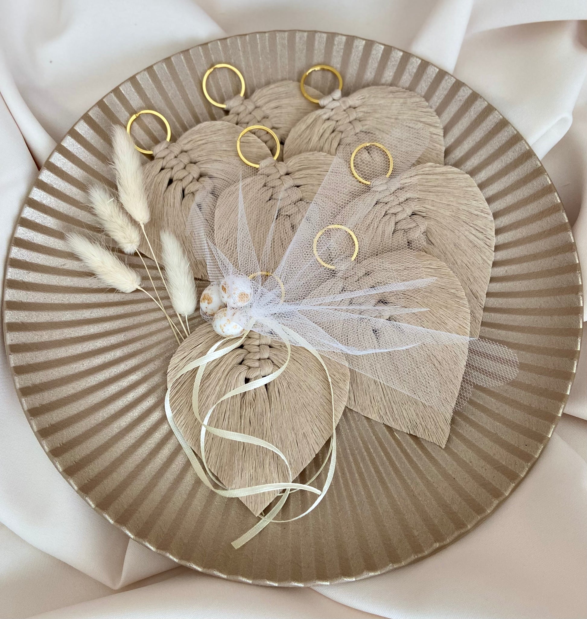 μπομπονιέρα βάπτισης μακραμέ φύλλο σε μπεζ χρώμα με τούλι και κορδέλα