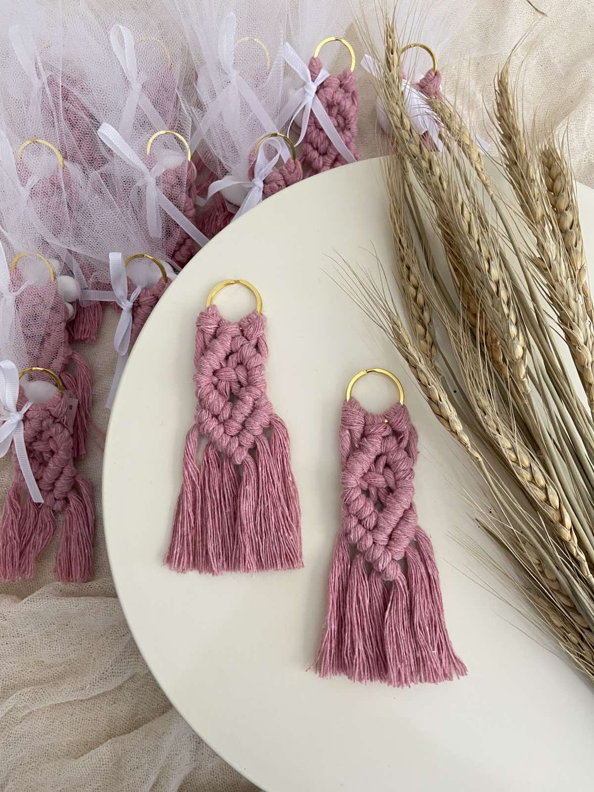 Μπομπονιέρες μακραμέ 12εκ σε dusty pink, mint και εκρού για βάπτιση ή γάμο με χρυσό κρίκο, Capricorn Creations.