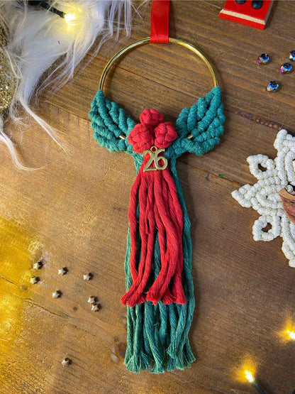 Μακραμέ αγγελάκι 2026 σε κόκκινο και πράσινο, χειροποίητο γούρι από την Capricorn Creations